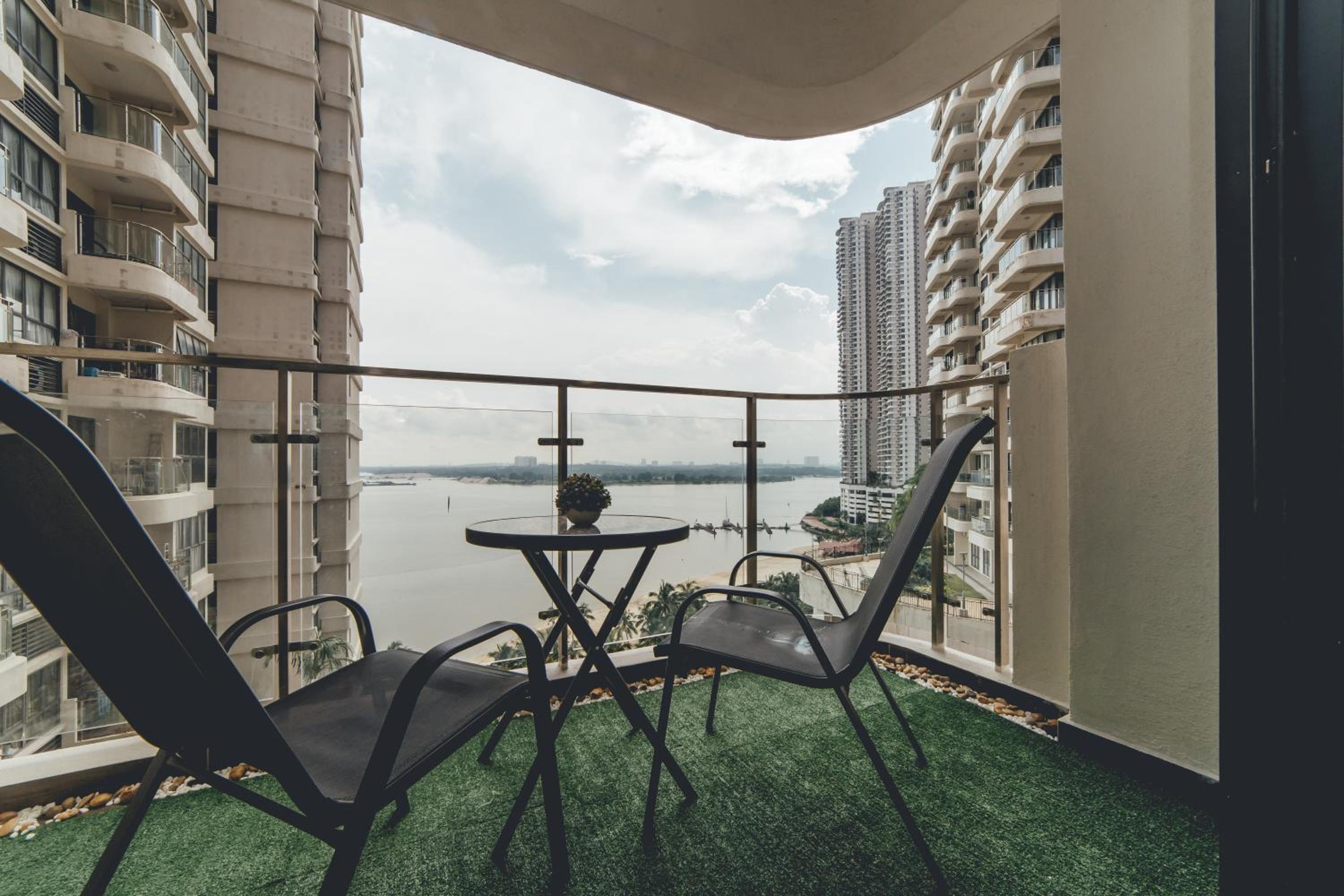 Bay Laurel Luxe HighFloor 2BR 4Pax Seaview by Our Stay