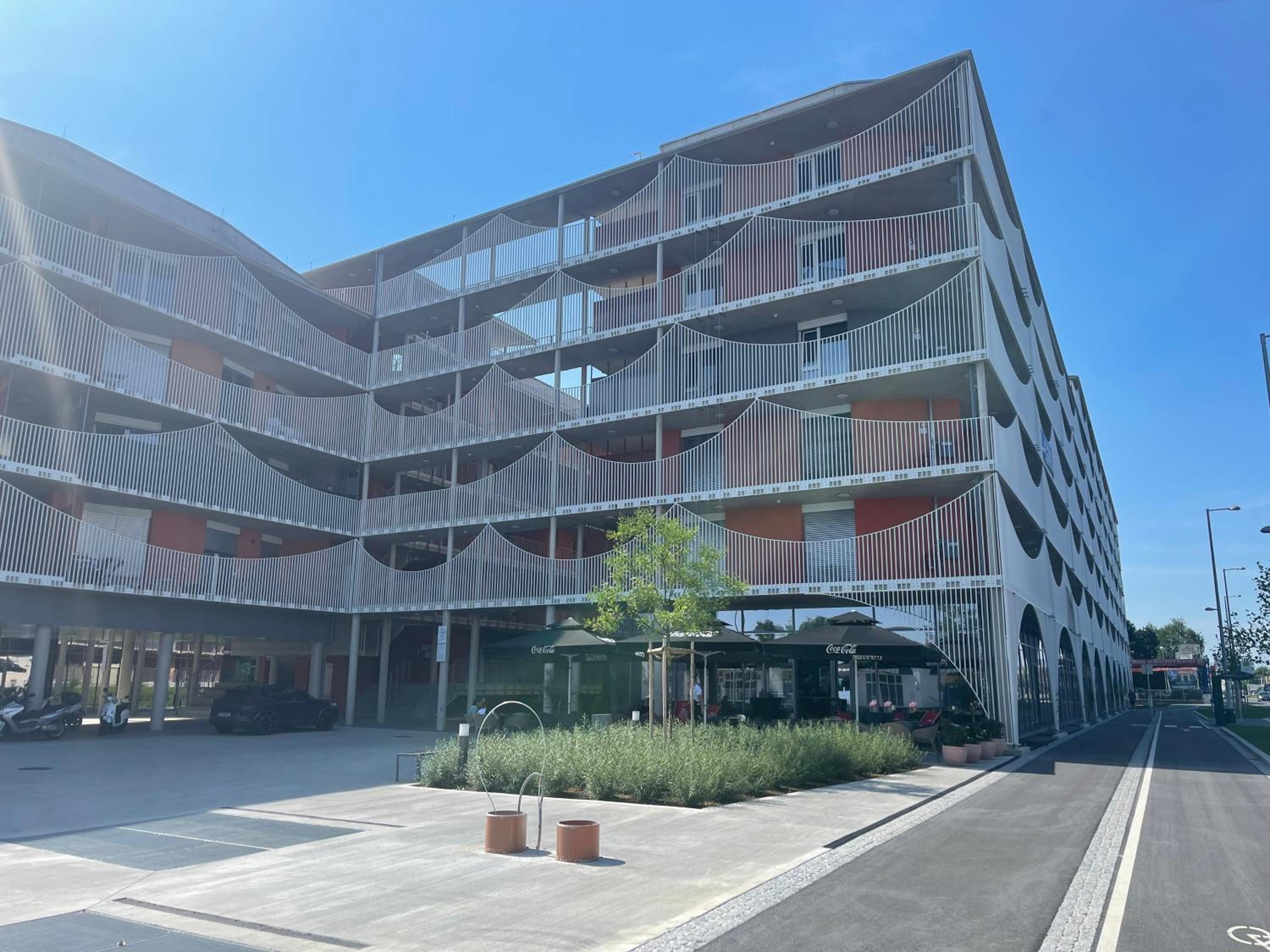 Luxusapartment mit 40 qm Terrasse, E-Parkplatz und Parkplatz