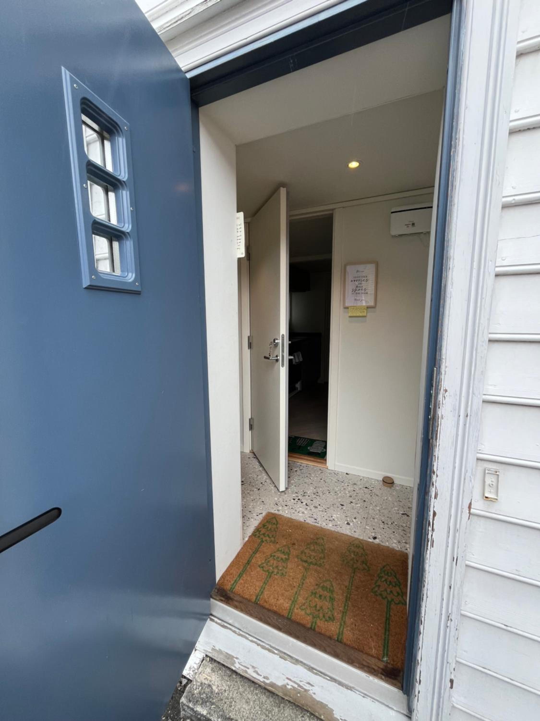 Entire renovated apartment from 1780 with Kitchen, Bath, Bedroom, and Living Room in Skuteviken