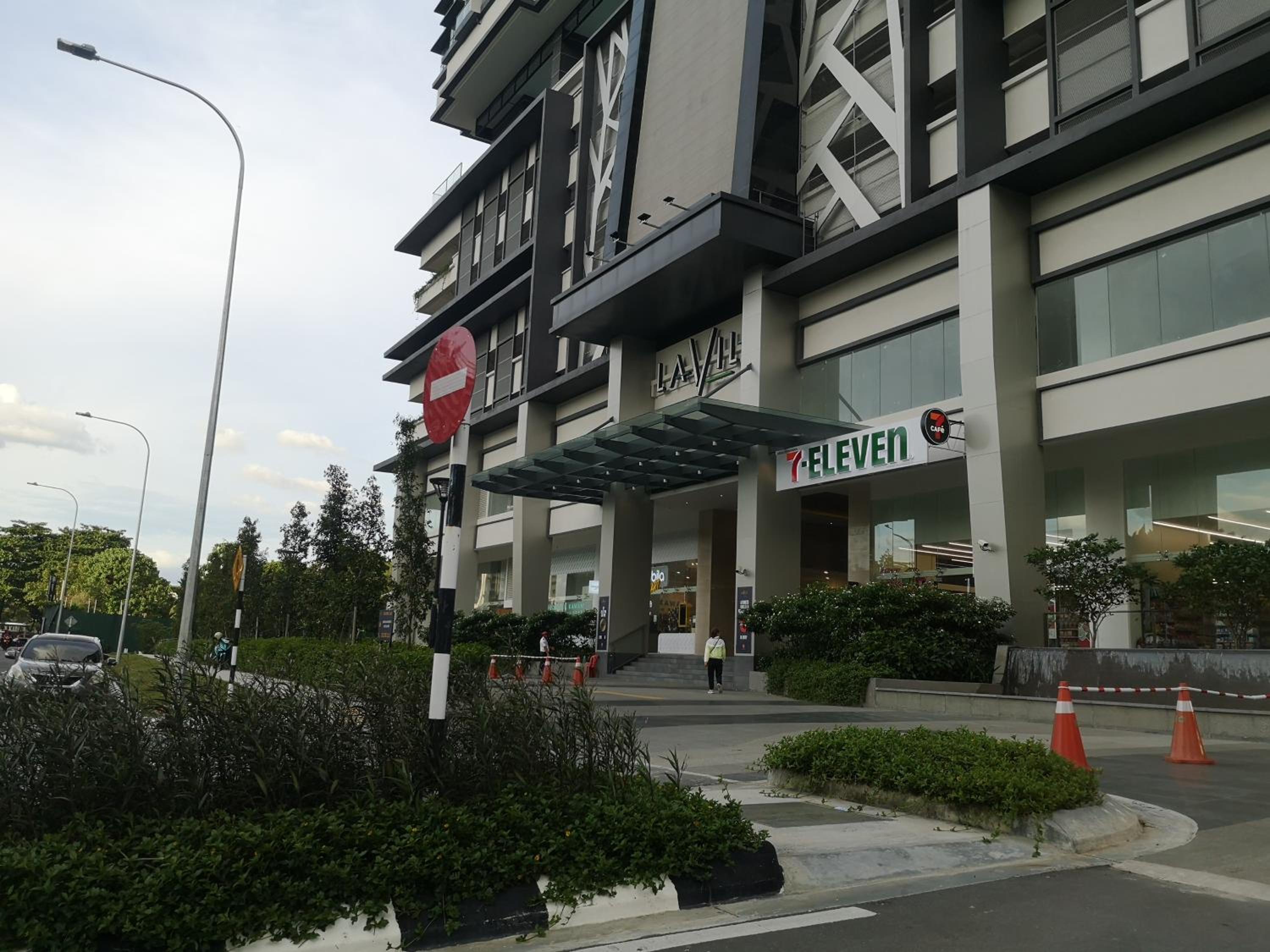 Pool Heaven 1 beside Velocity Mall & MRT station