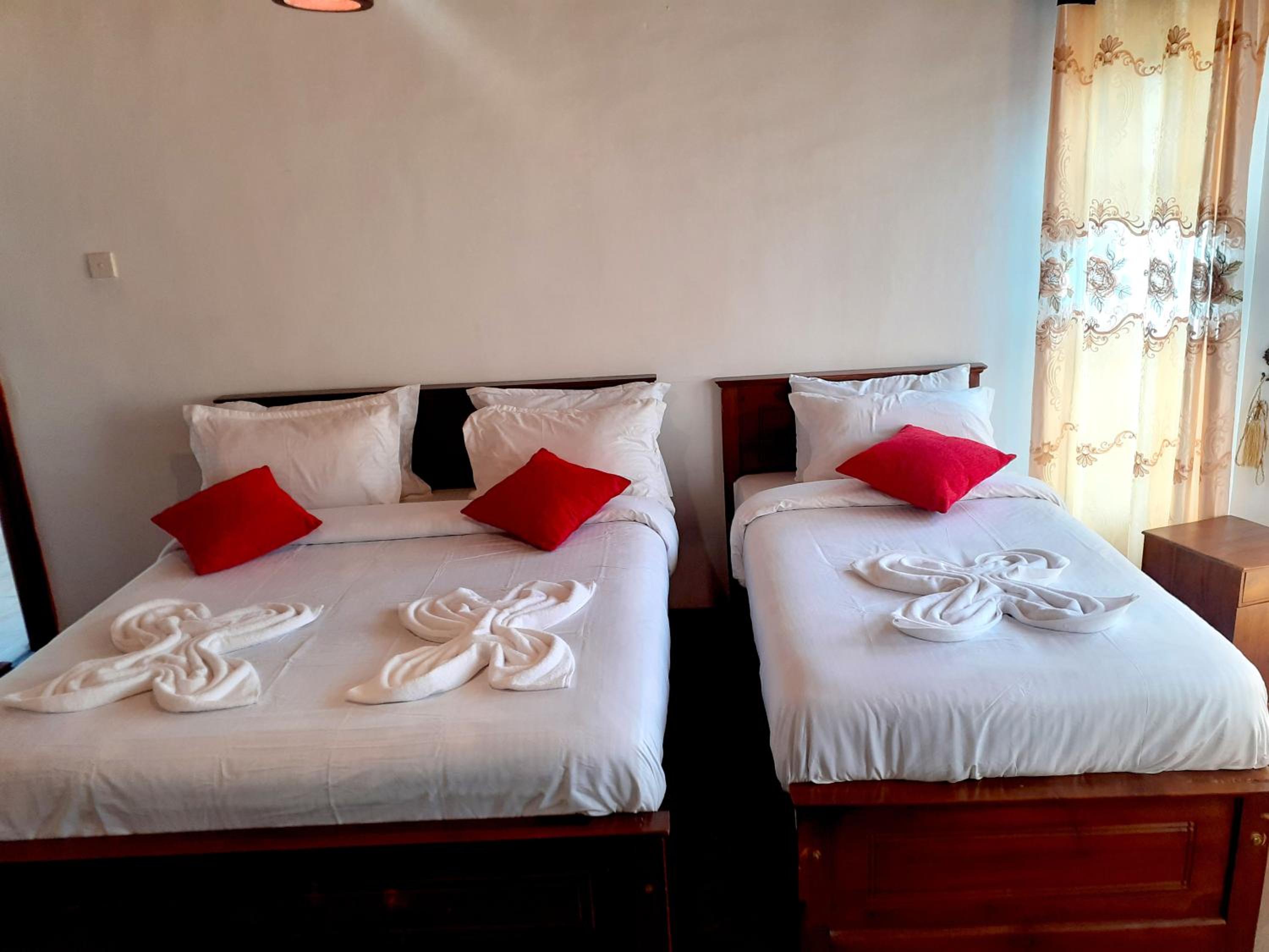 J J S Hotel Rooms & Villa Nuwaraeliya view 2