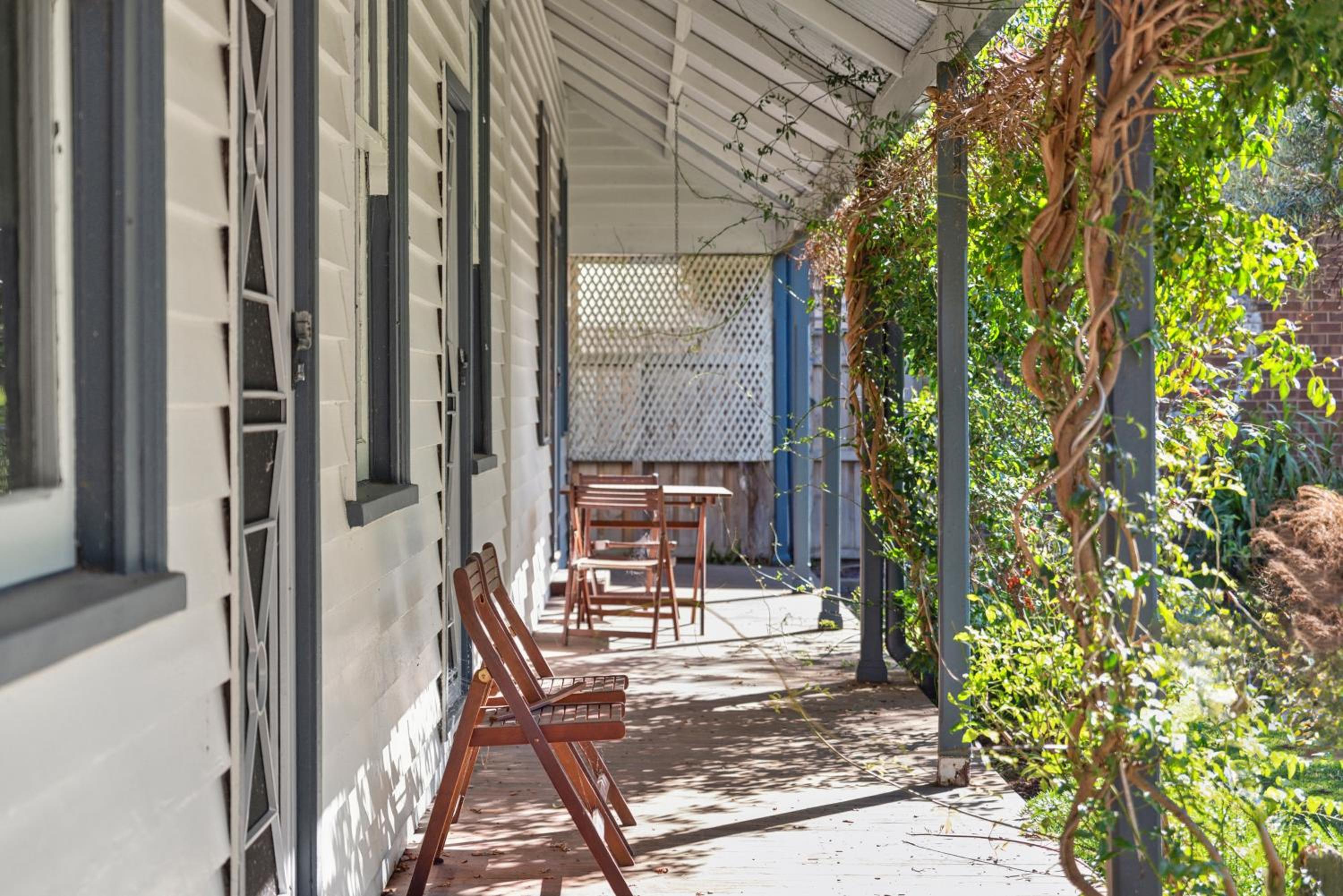 Charming Heritage Haven 'Ye Olde St Leonards Hotel' 3 Bedroom, Pet Friendly, Fire Place, Free Wifi & Netflix, Walk to Beach & Shops