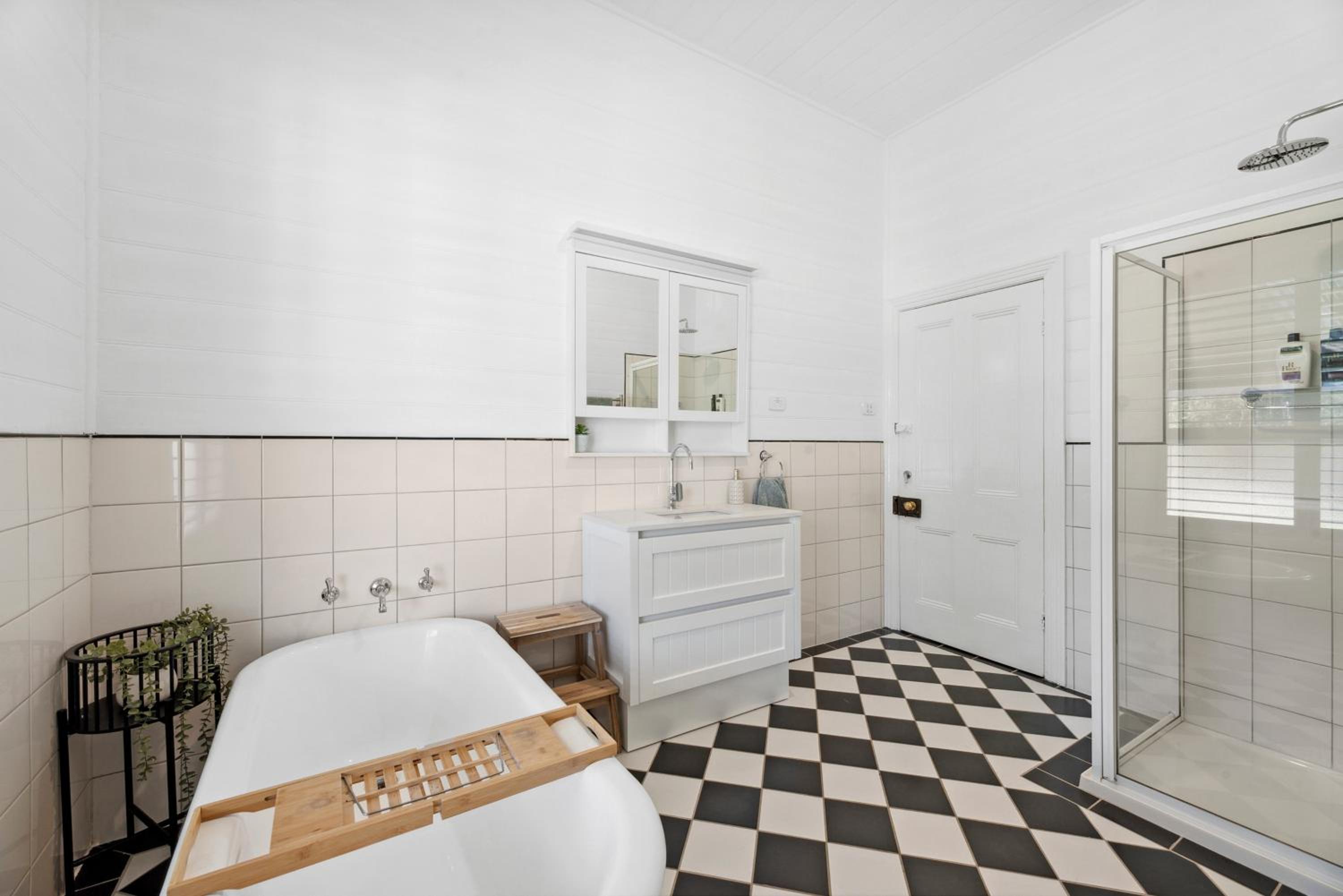 Charming Heritage Haven 'Ye Olde St Leonards Hotel' 3 Bedroom, Pet Friendly, Fire Place, Free Wifi & Netflix, Walk to Beach & Shops