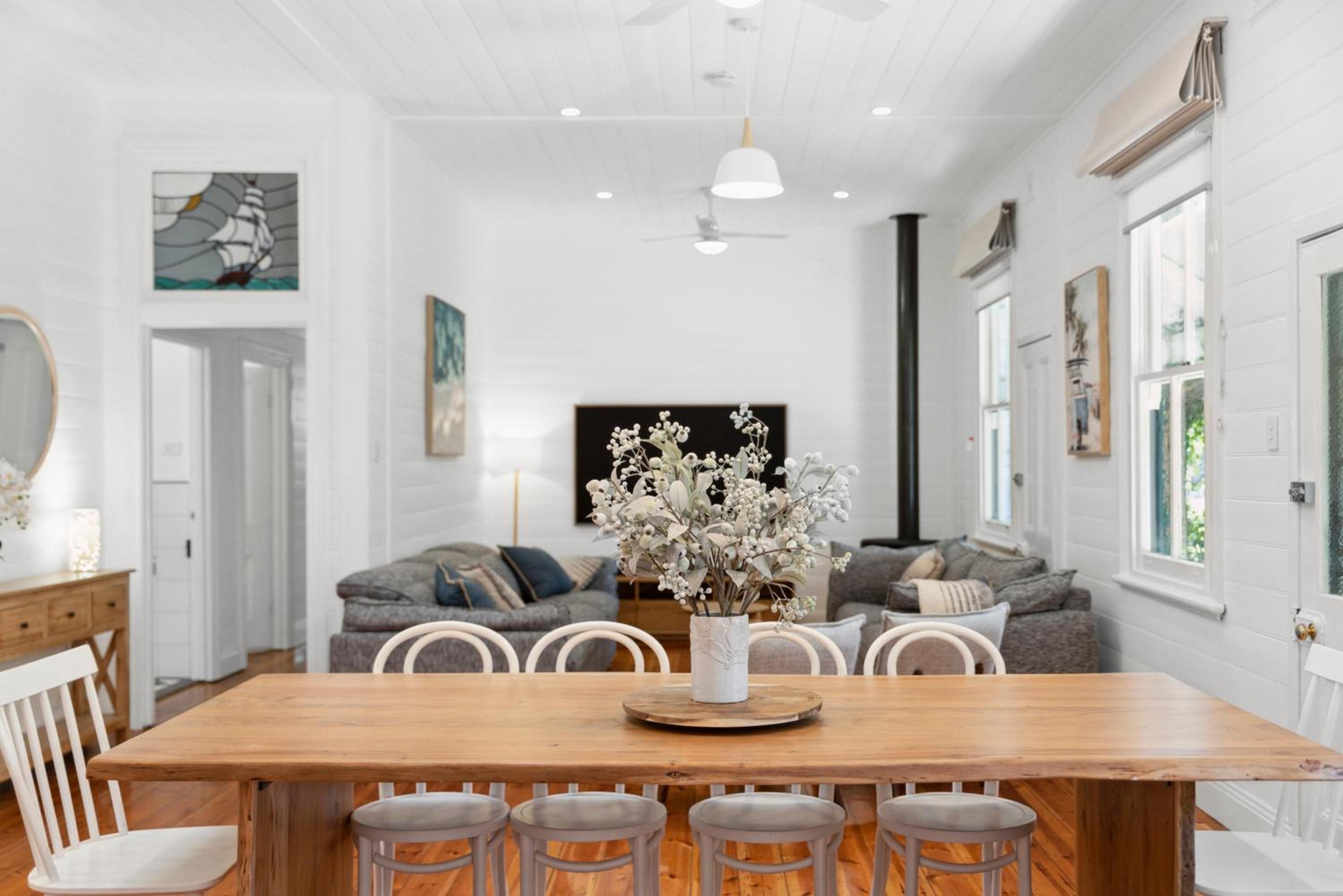 Charming Heritage Haven 'Ye Olde St Leonards Hotel' 3 Bedroom, Pet Friendly, Fire Place, Free Wifi & Netflix, Walk to Beach & Shops