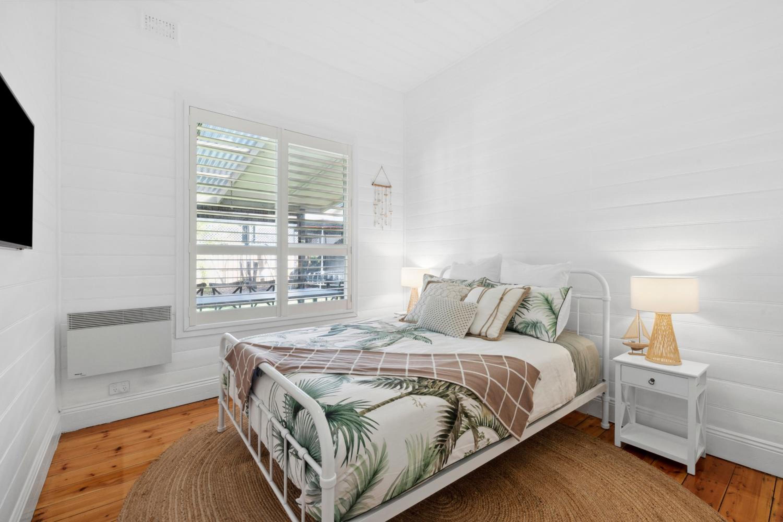 Charming Heritage Haven 'Ye Olde St Leonards Hotel' 3 Bedroom, Pet Friendly, Fire Place, Free Wifi & Netflix, Walk to Beach & Shops