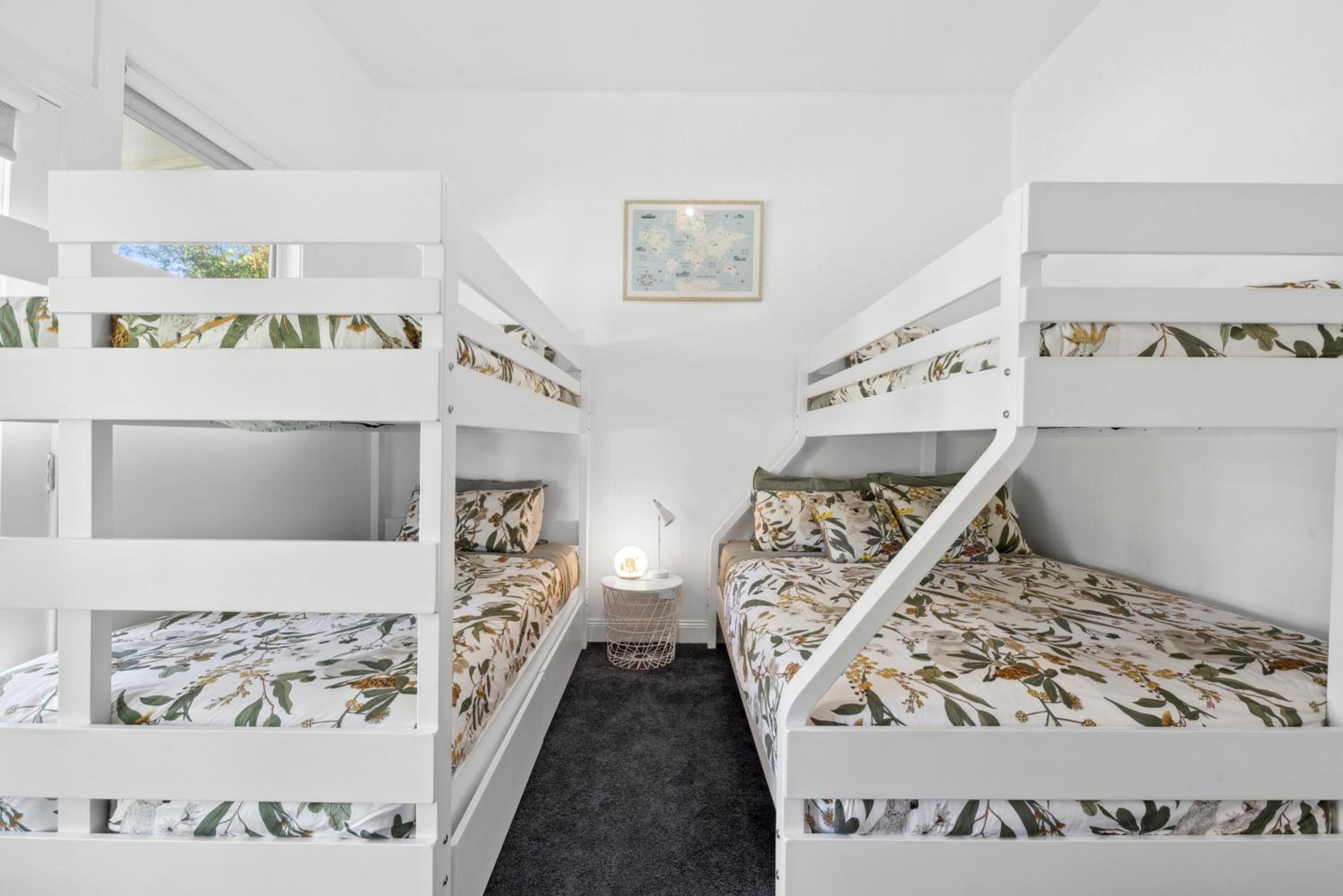 Charming Heritage Haven 'Ye Olde St Leonards Hotel' 3 Bedroom, Pet Friendly, Fire Place, Free Wifi & Netflix, Walk to Beach & Shops