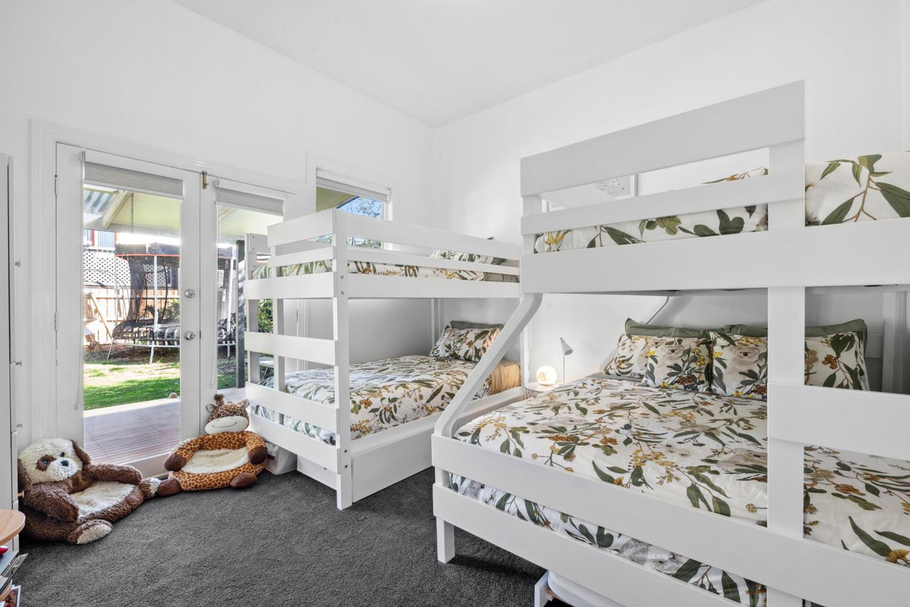 Charming Heritage Haven 'Ye Olde St Leonards Hotel' 3 Bedroom, Pet Friendly, Fire Place, Free Wifi & Netflix, Walk to Beach & Shops