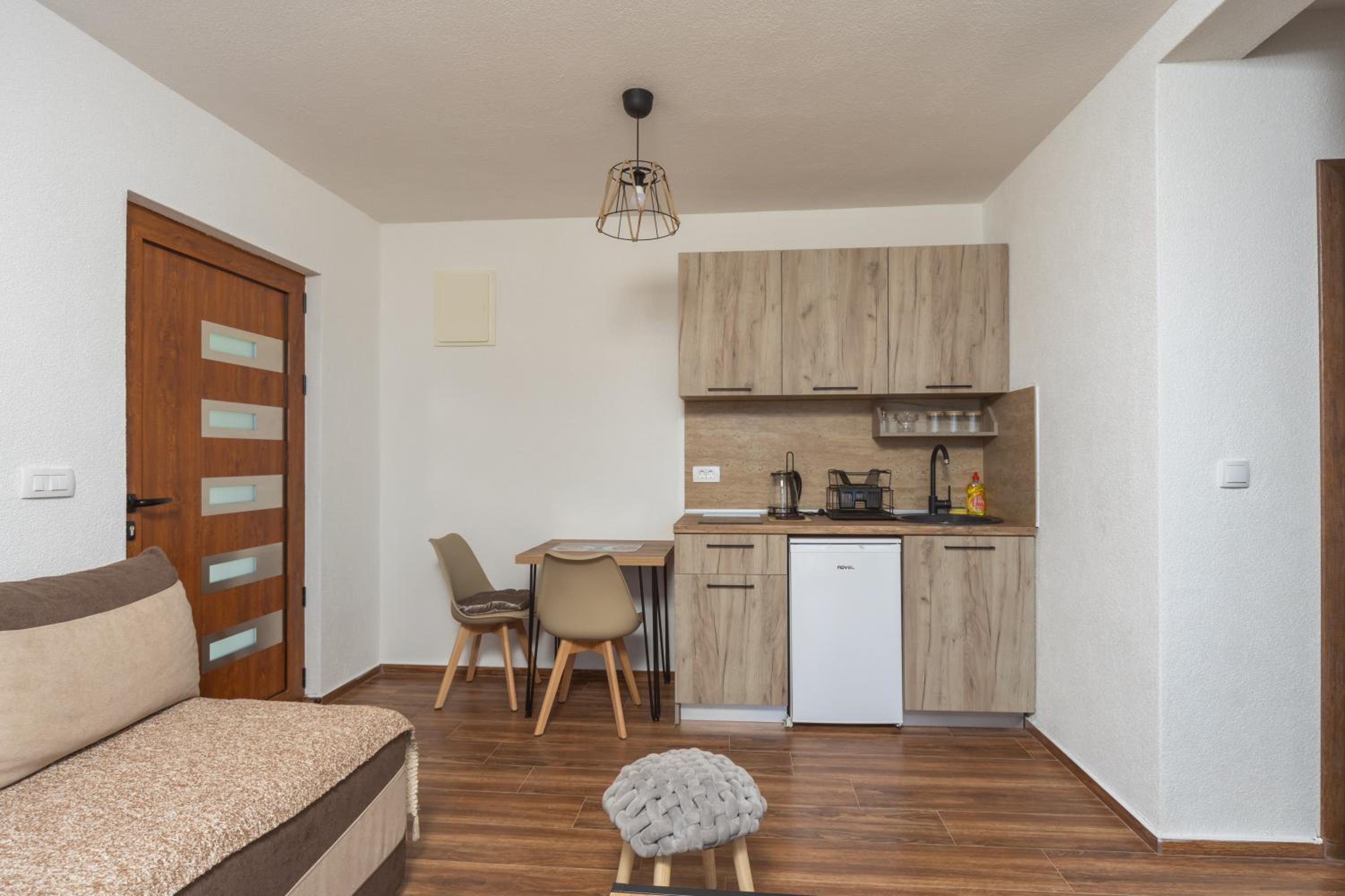Jasen Apartments Lakeview