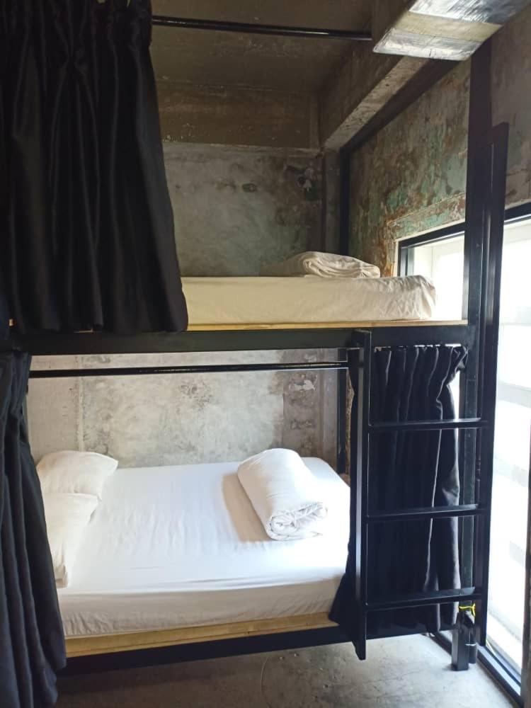 Chinatown Hostel by Mingle - Rooftop Private Jacuzzi with Bar