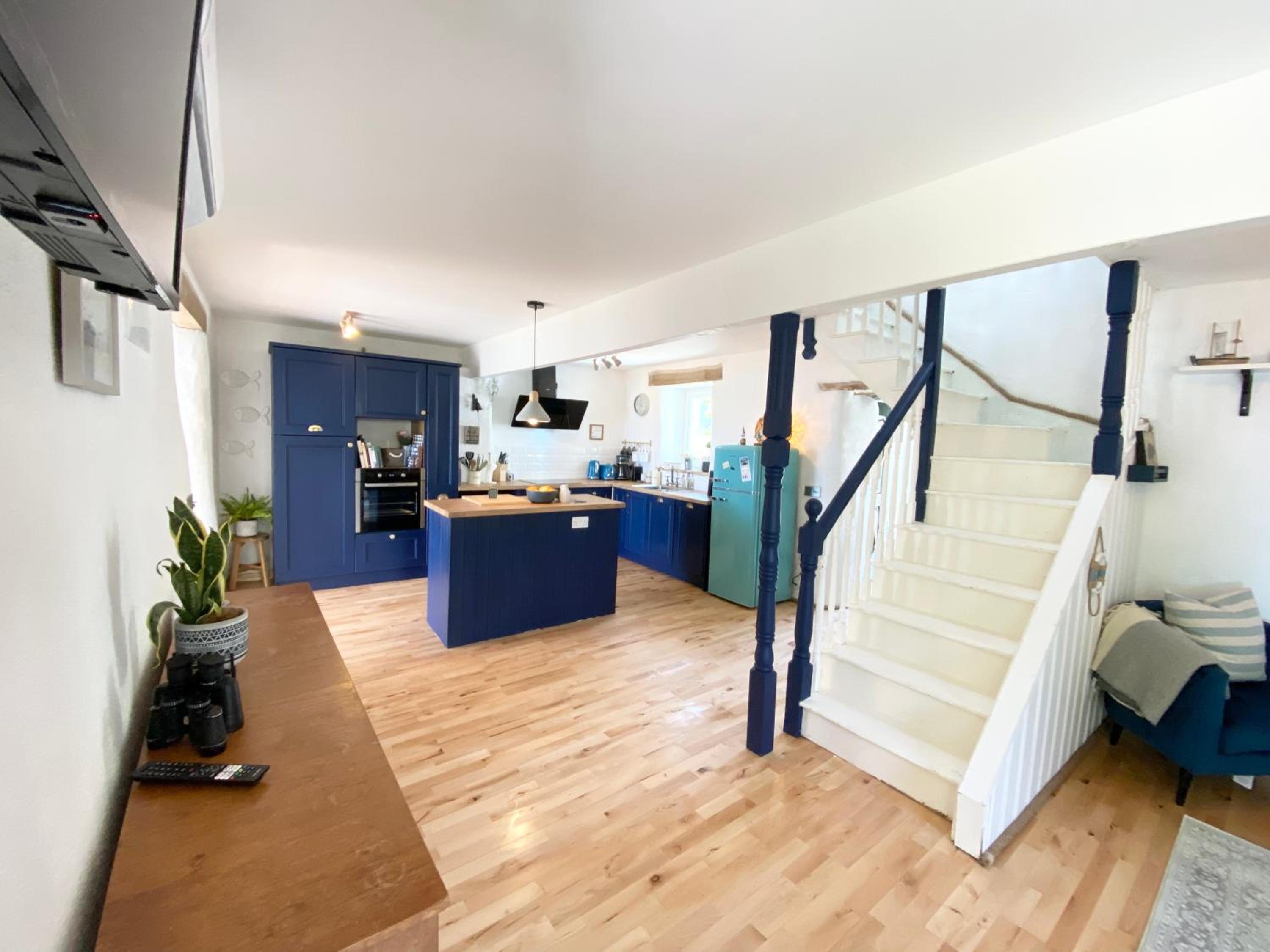 Laughing Seagull Cottage - Sea Views and Sauna