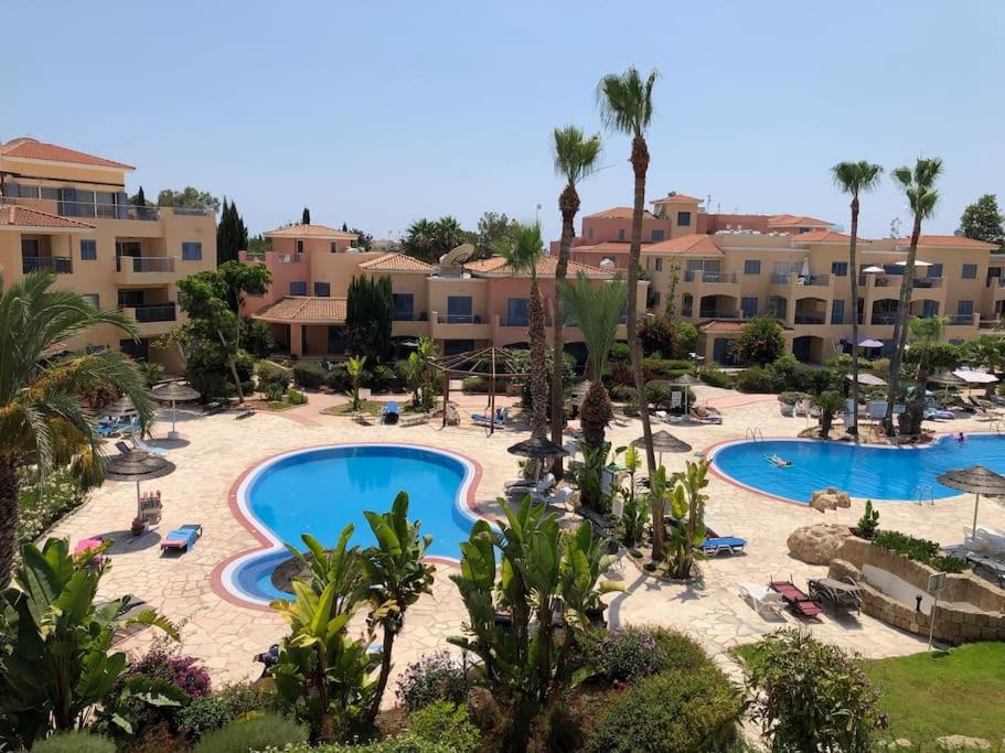 Limnaria Gardens - spacious and sunny 1 bed with pool views