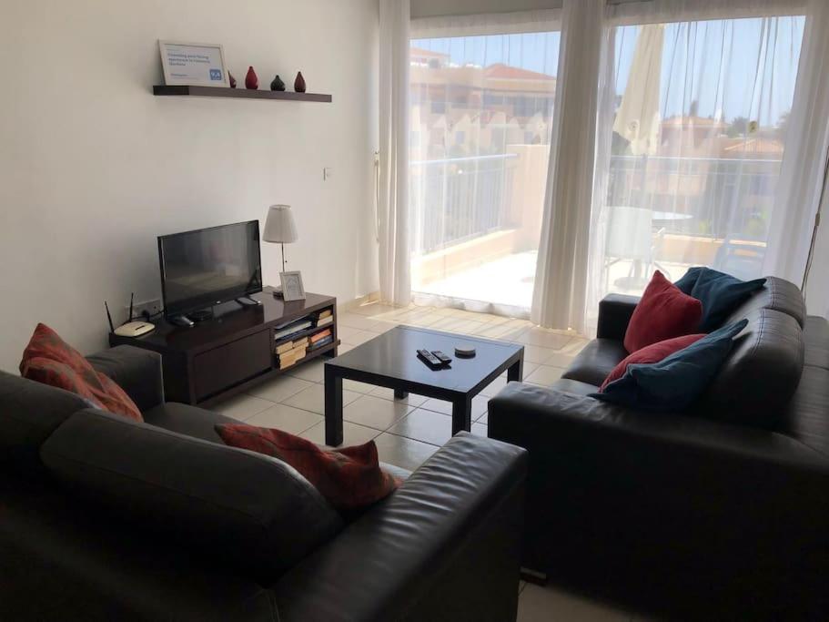 Limnaria Gardens - spacious and sunny 1 bed with pool views