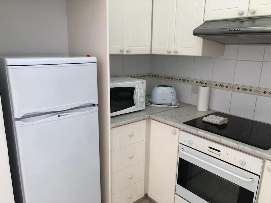 Limnaria Gardens - spacious and sunny 1 bed with pool views