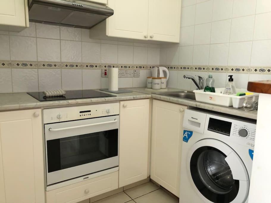 Limnaria Gardens - spacious and sunny 1 bed with pool views