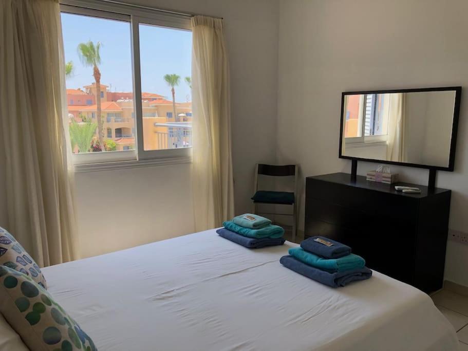 Limnaria Gardens - spacious and sunny 1 bed with pool views
