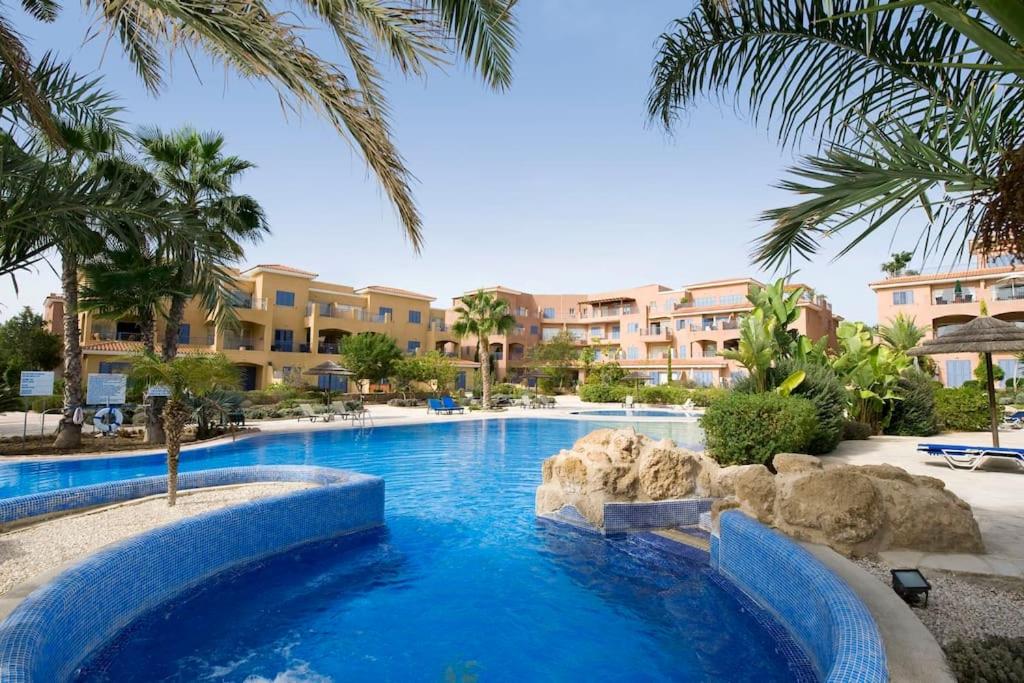 Limnaria Gardens - spacious and sunny 1 bed with pool views