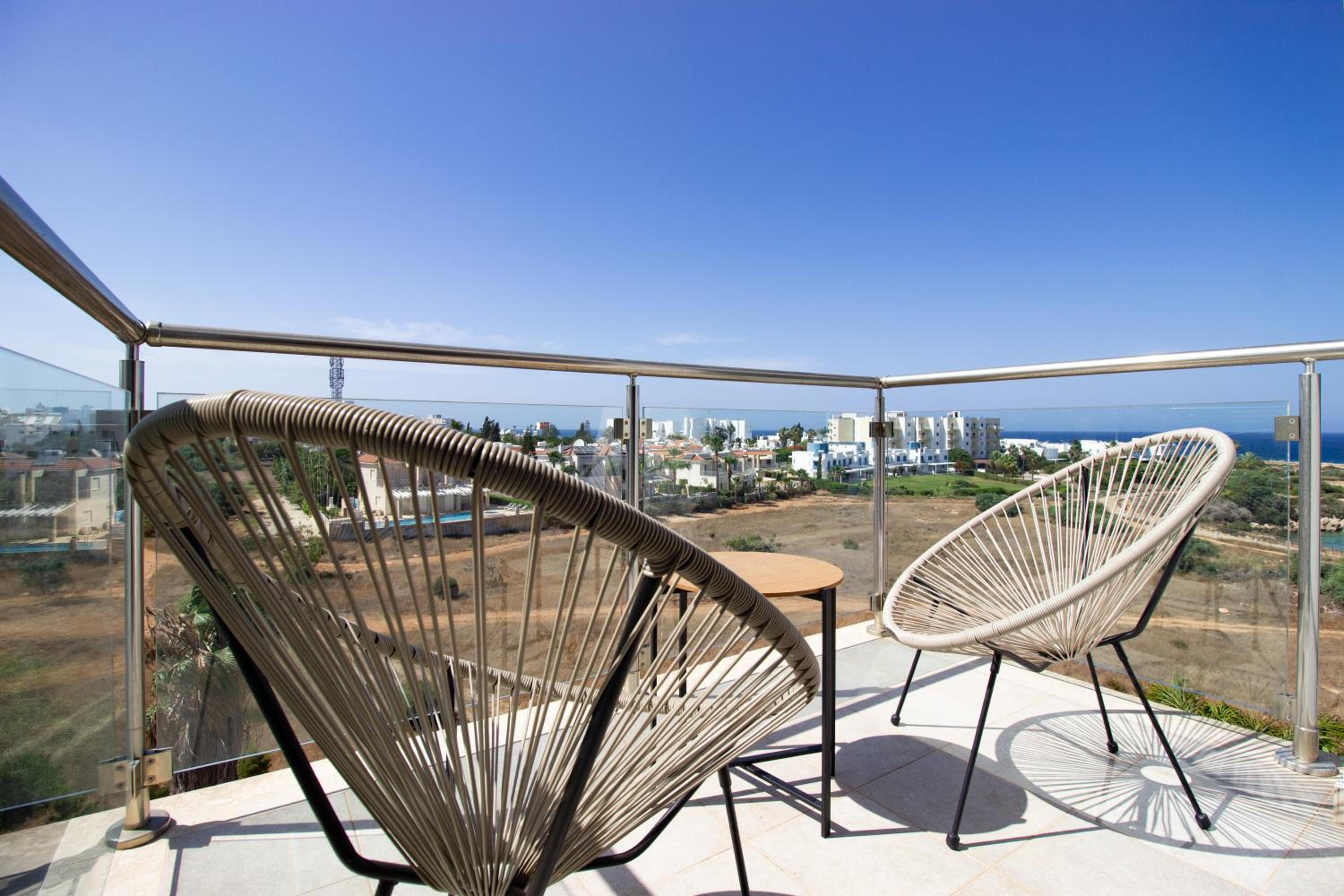 Seafront Stylish Apt, Protaras