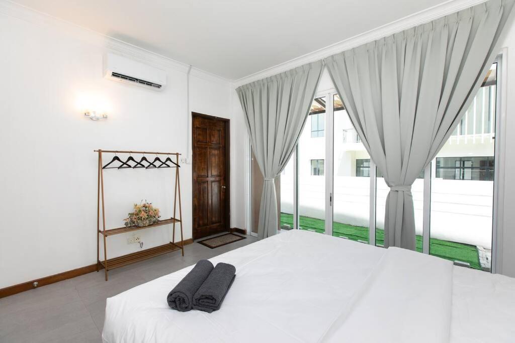 Tanjung Bungah 5BR Villa w pool 20pax photo 4
