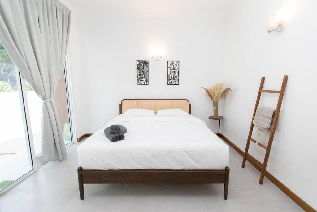 Tanjung Bungah 5BR Villa w pool 20pax photo 5