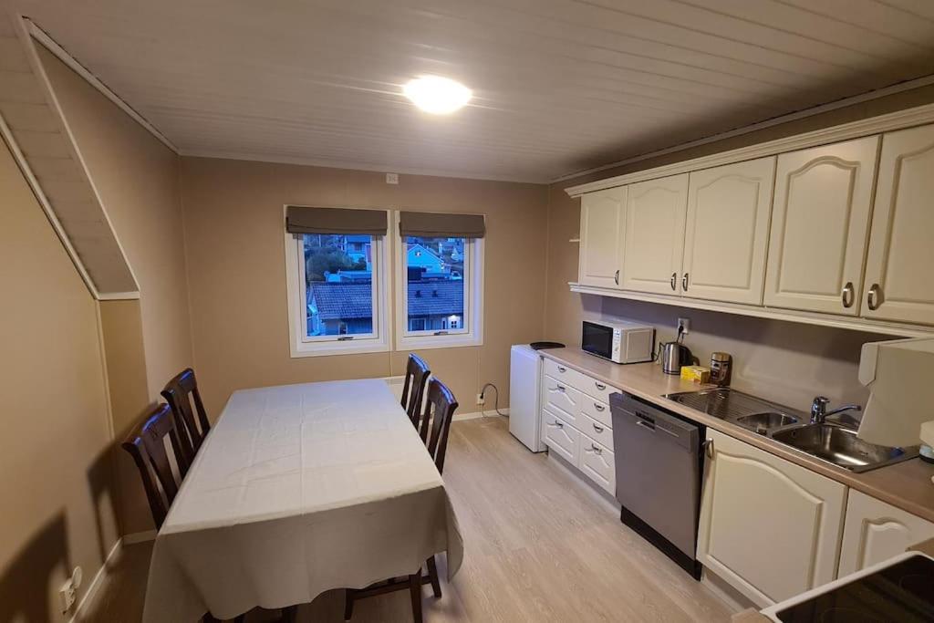 Loftsleilighet med sjøutsikt