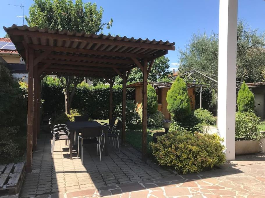 Villetta con taverna, palestra, lavanderia, giardino