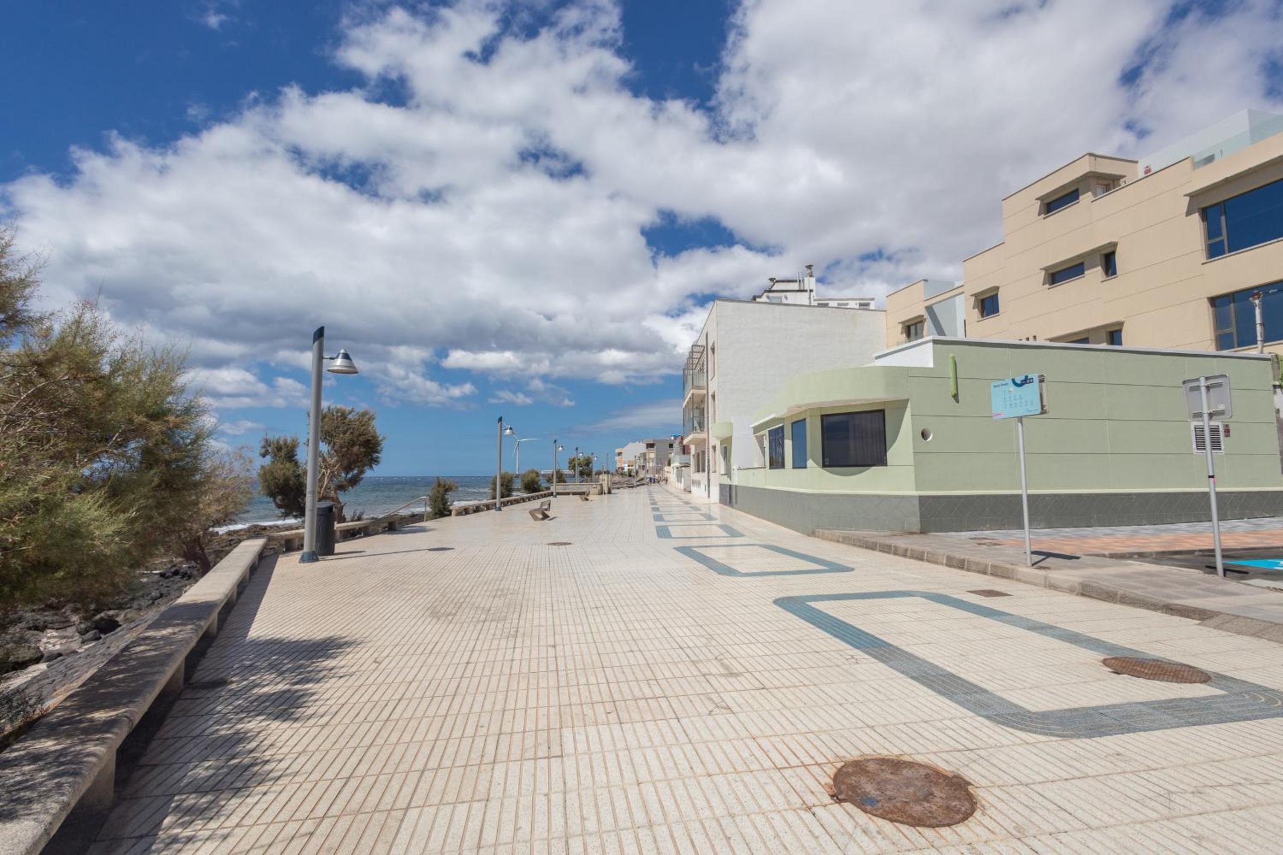 Lightbooking Playa de Arinaga junto al mar