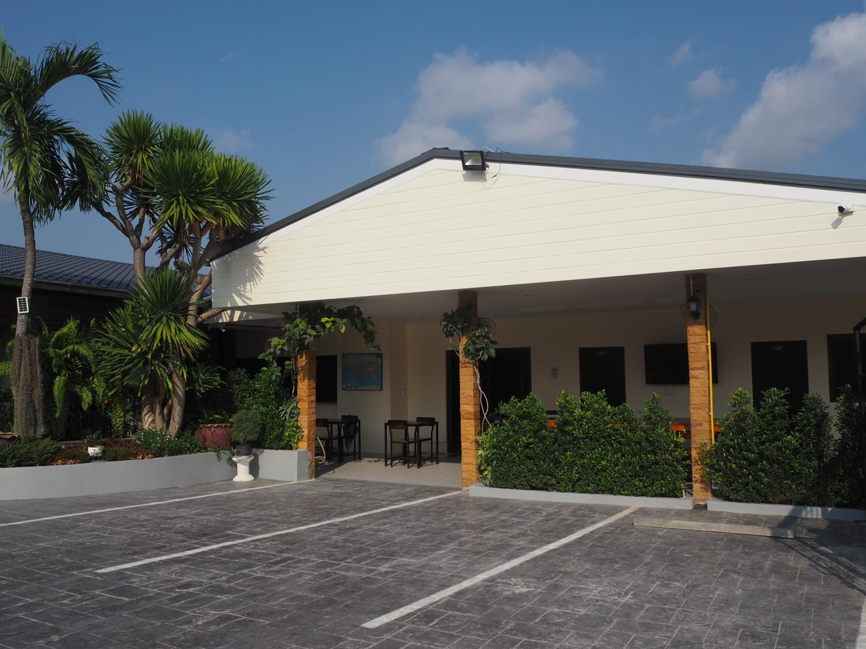 Hotel Mangoes Pattaya - Image 1