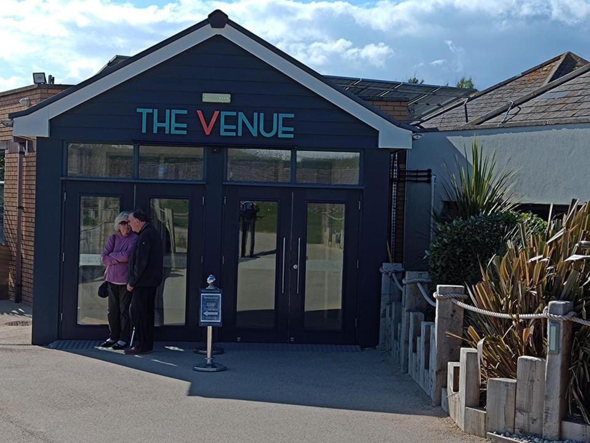 Sleeps 6 Pets Allowed & Free Parking