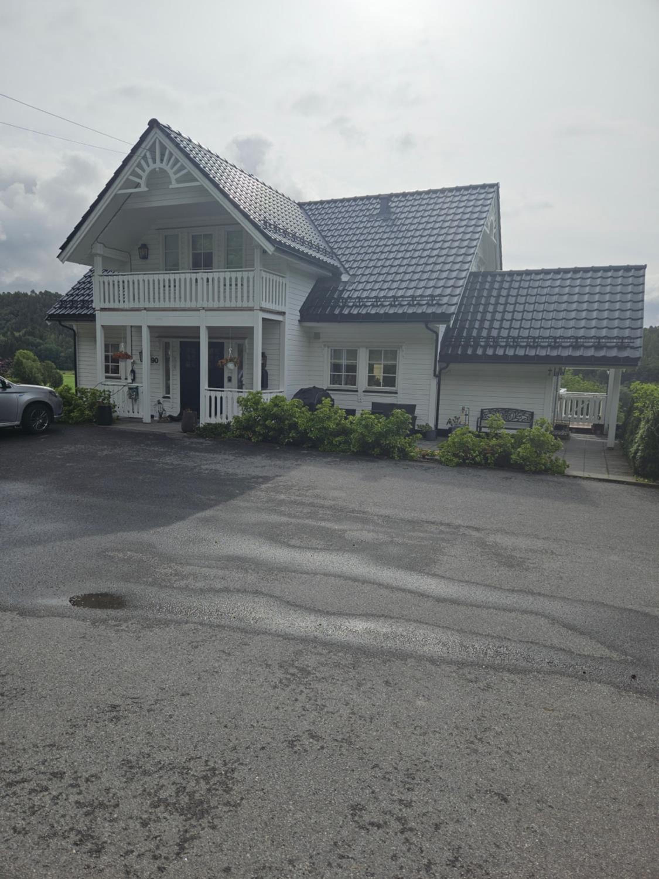 Gårdsidyll i flotte omgivelser