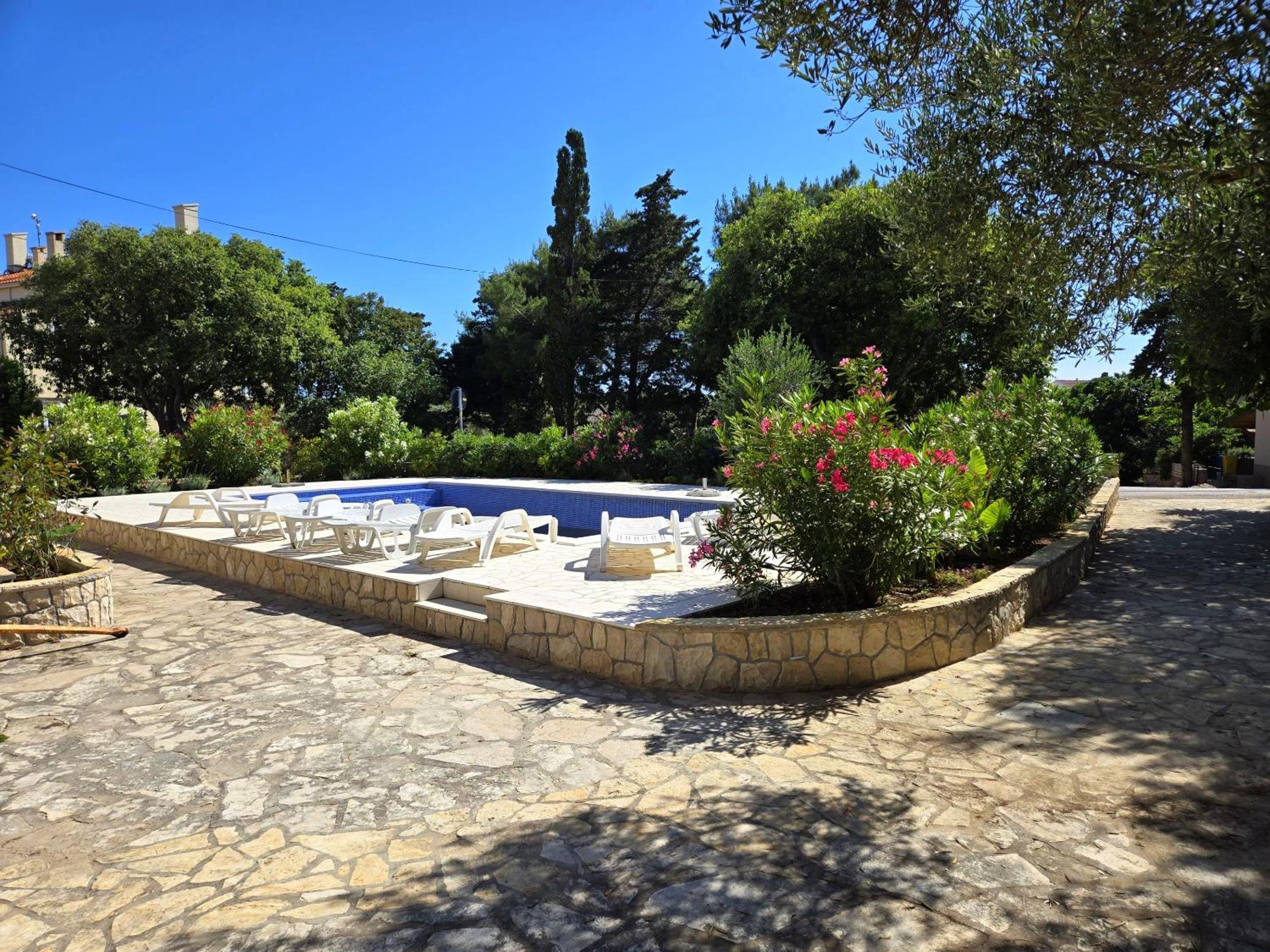 House Gordy with Pool view 2