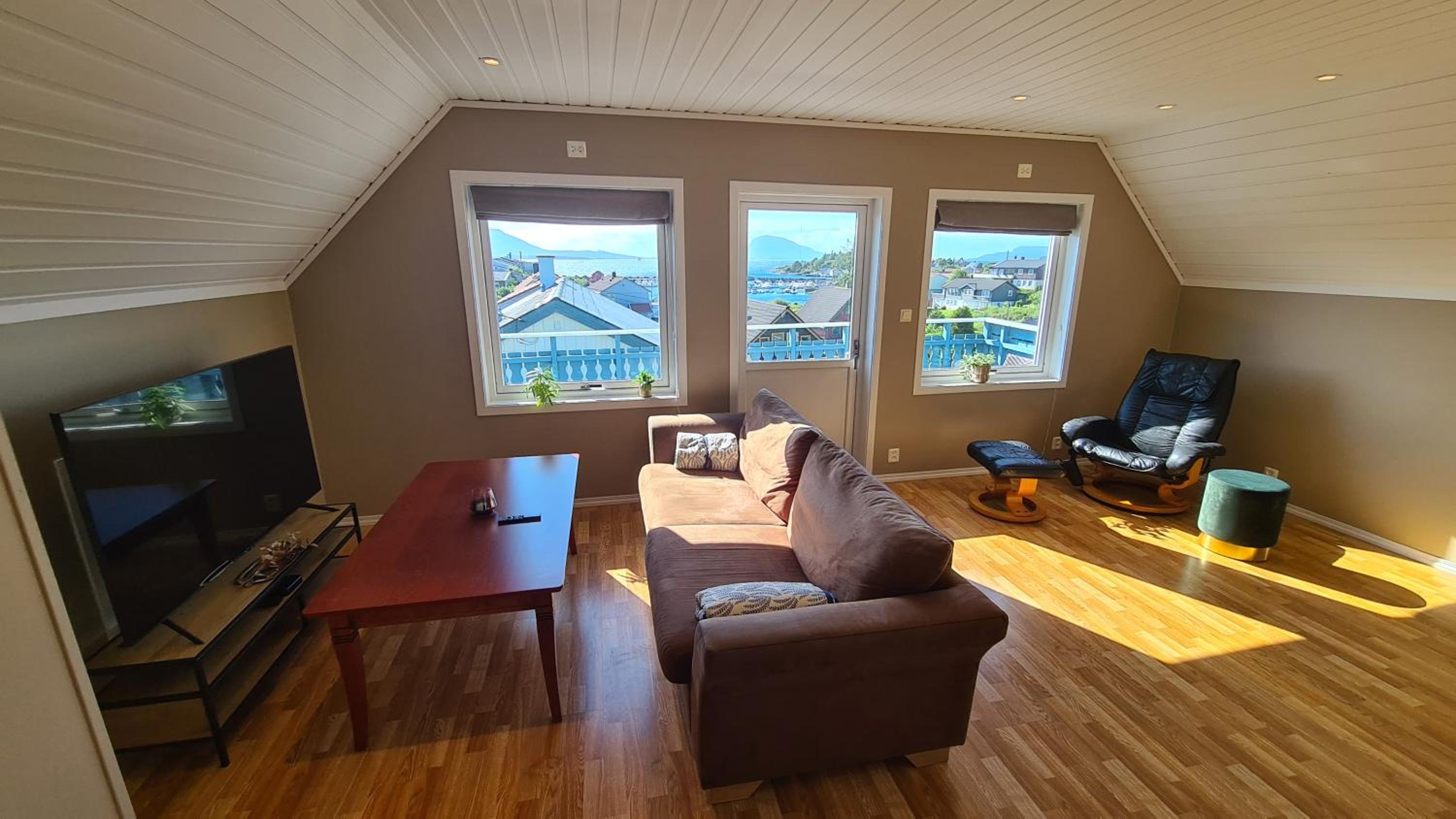 Loftsleilighet med sjøutsikt