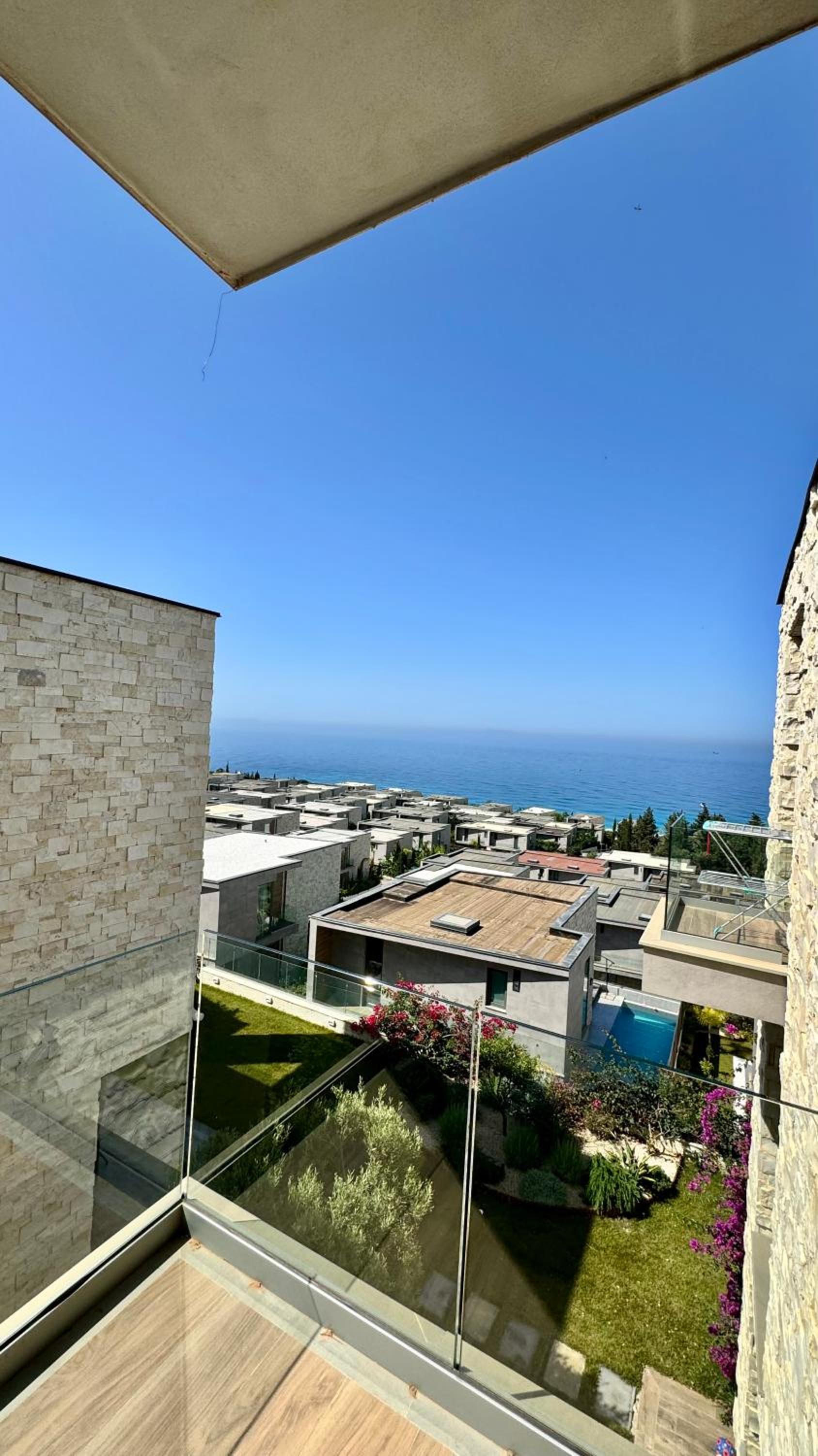 Heaven Apartment Drimades Olea Residence