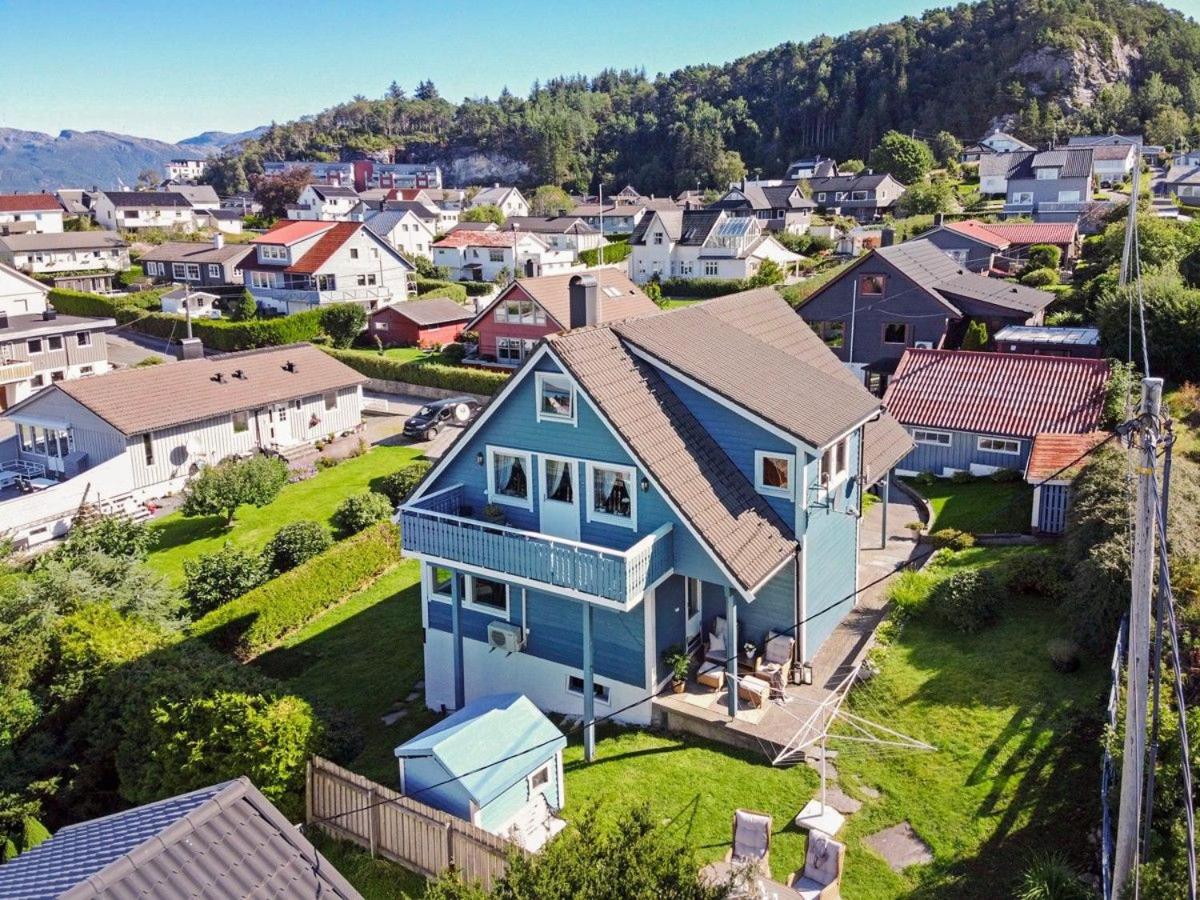 Loftsleilighet med sjøutsikt