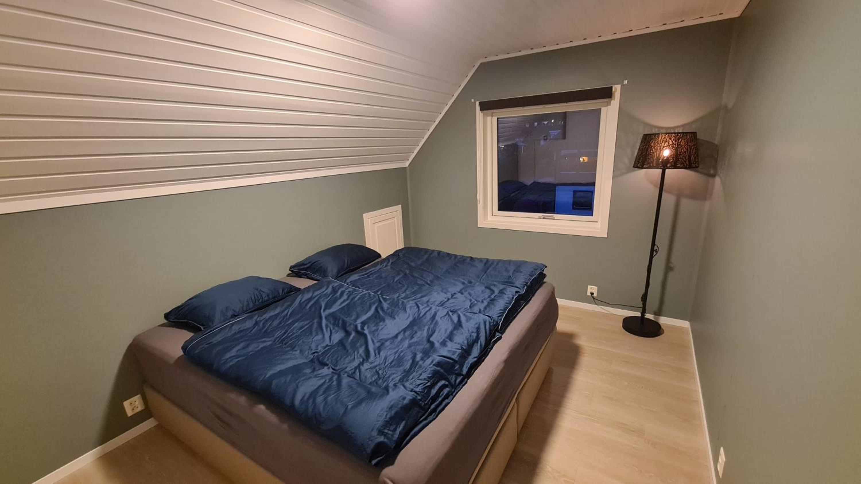 Loftsleilighet med sjøutsikt