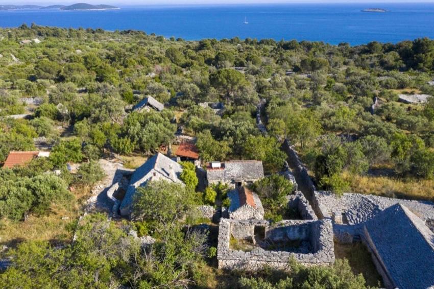 Romantic stone house and yard near stunning beach view 3