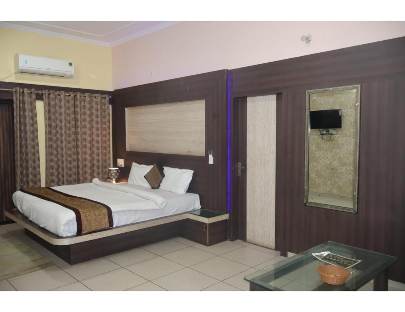 Vishwakarma Hotel & Restaurant, Reengus