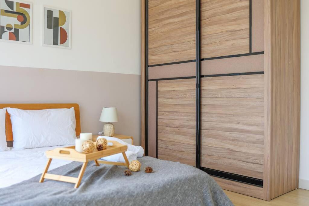 Modern City Haven Premium Amenities 2 Rooms 3 Beds