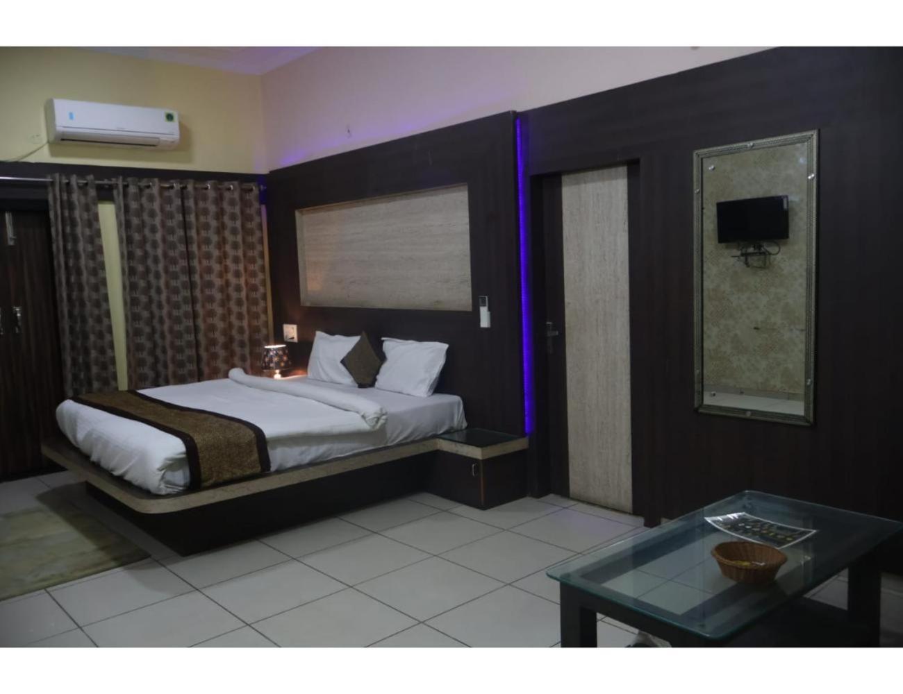 Vishwakarma Hotel & Restaurant, Reengus