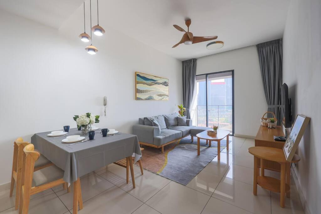 Modern City Haven Premium Amenities 2 Rooms 3 Beds