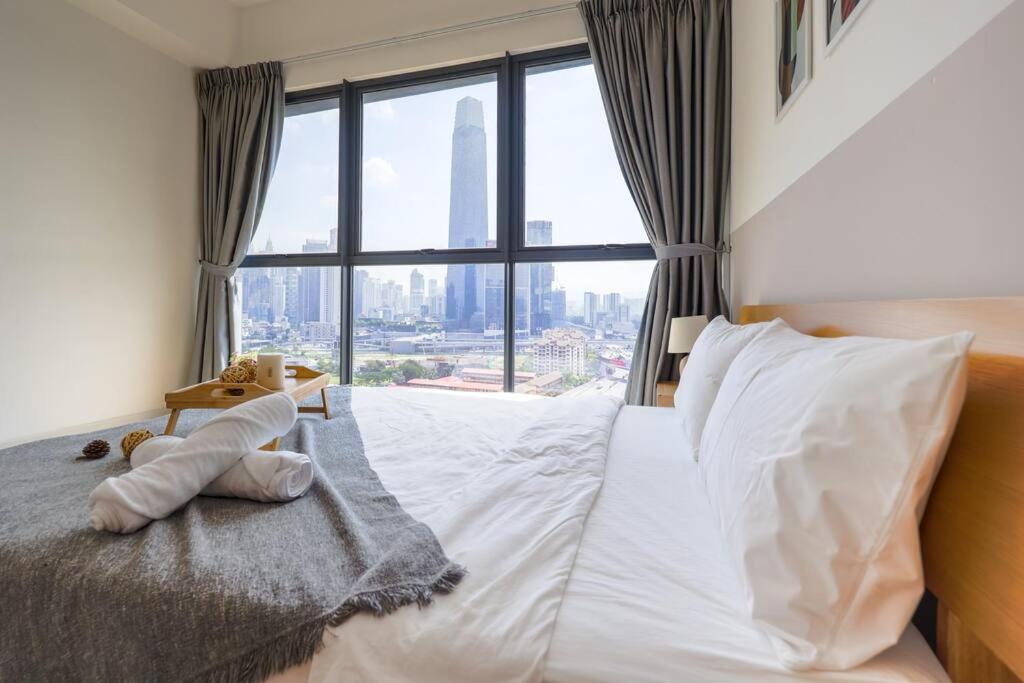 Modern City Haven Premium Amenities 2 Rooms 3 Beds