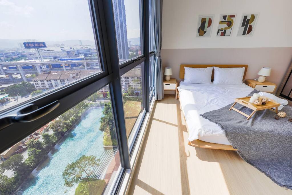 Modern City Haven Premium Amenities 2 Rooms 3 Beds