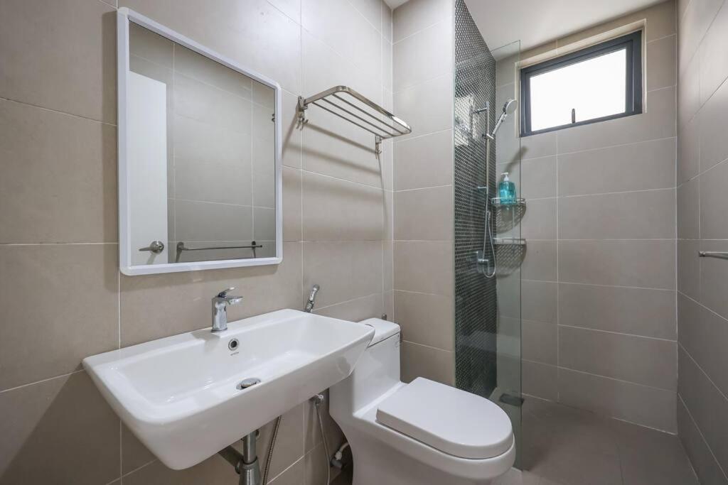 Modern City Haven Premium Amenities 2 Rooms 3 Beds