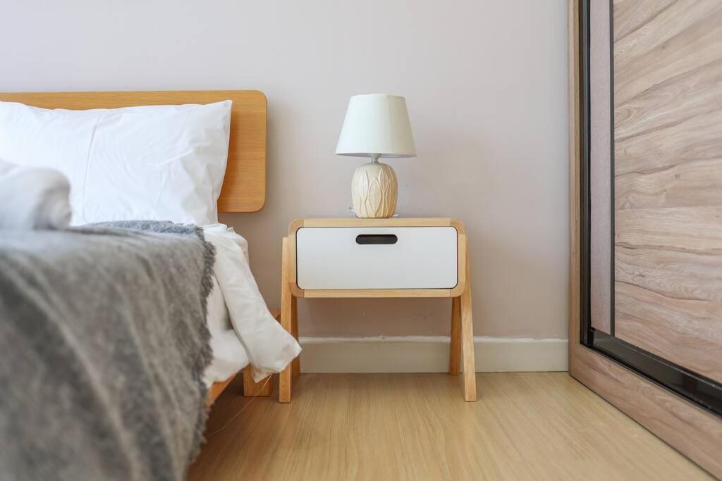 Modern City Haven Premium Amenities 2 Rooms 3 Beds
