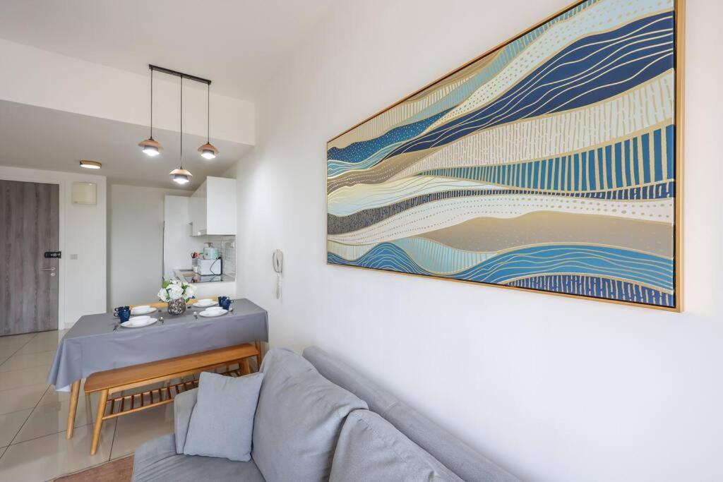 Modern City Haven Premium Amenities 2 Rooms 3 Beds