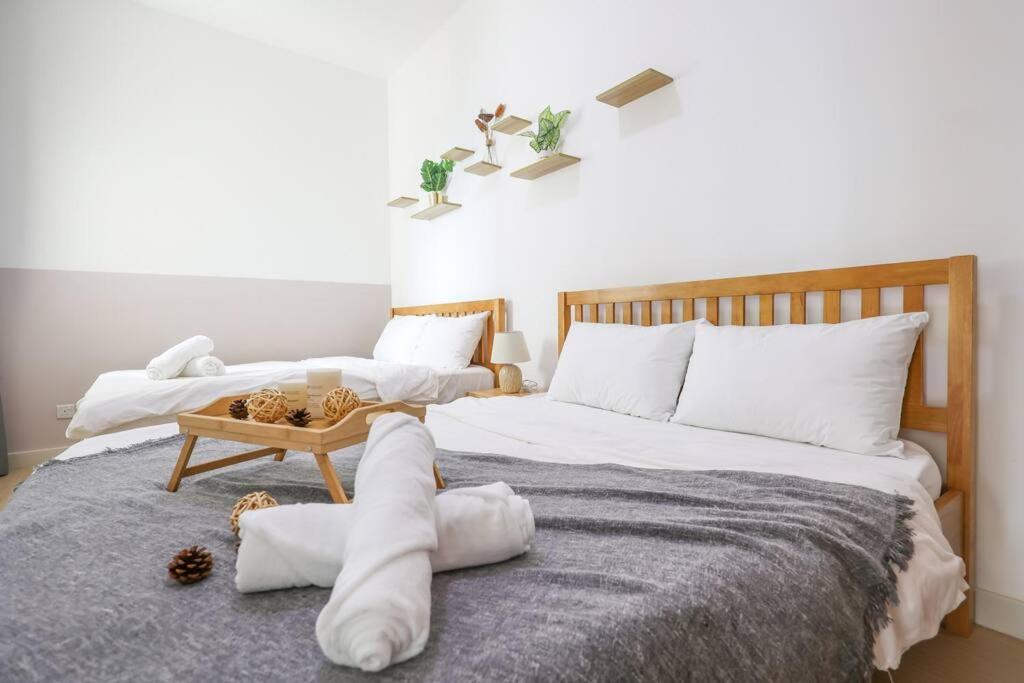 Modern City Haven Premium Amenities 2 Rooms 3 Beds