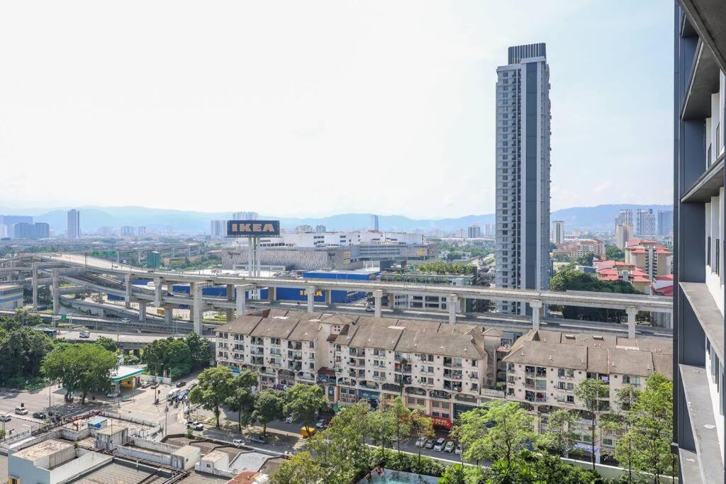 Modern City Haven Premium Amenities 2 Rooms 3 Beds