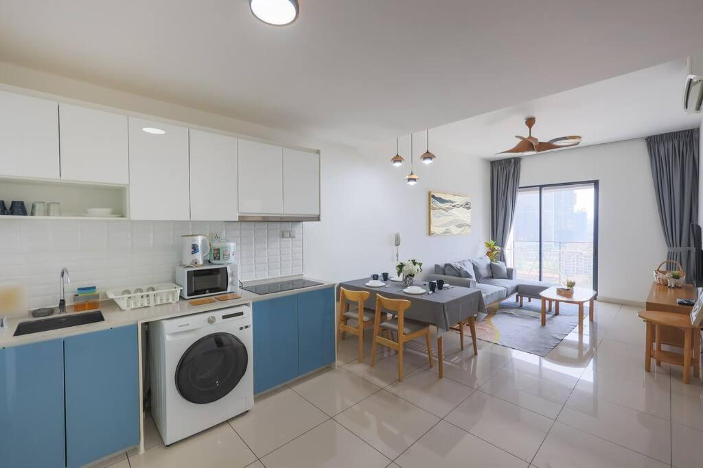 Modern City Haven Premium Amenities 2 Rooms 3 Beds