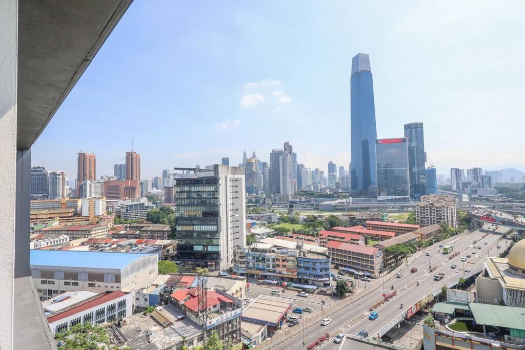 Modern City Haven Premium Amenities 2 Rooms 3 Beds