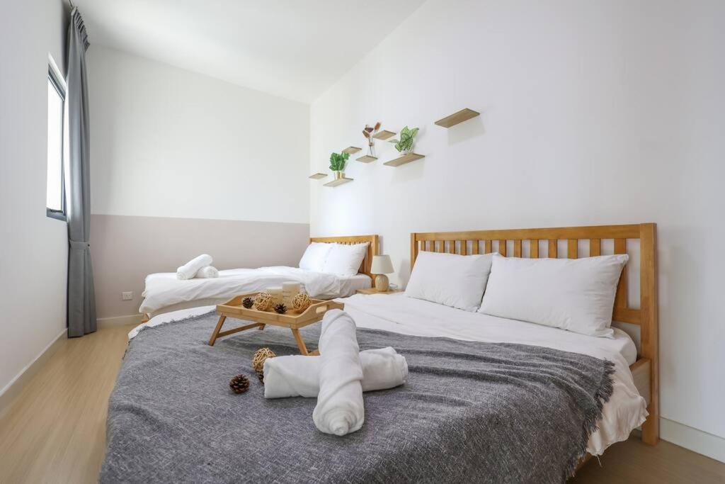 Modern City Haven Premium Amenities 2 Rooms 3 Beds
