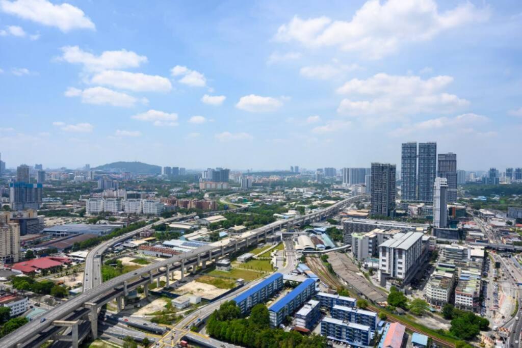 Modern City Haven Premium Amenities 2 Rooms 3 Beds
